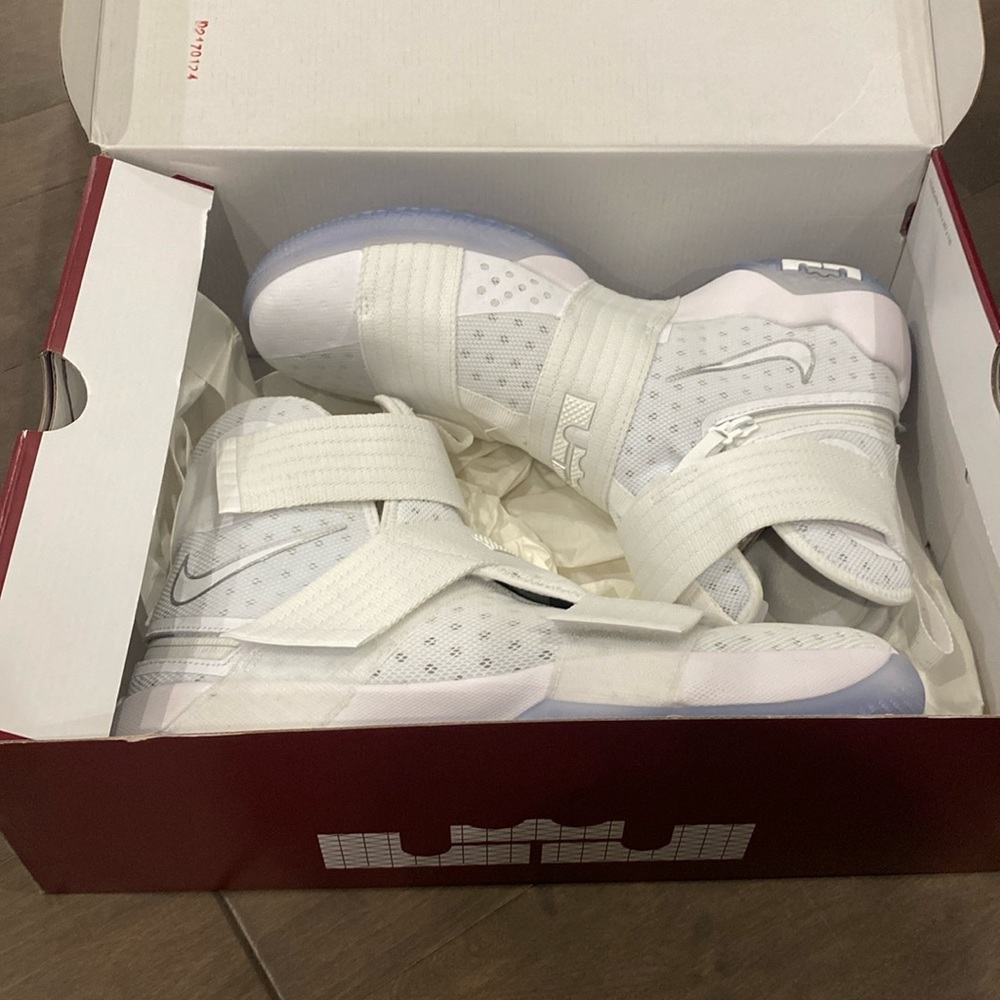 Lebron soldier 10 flyease